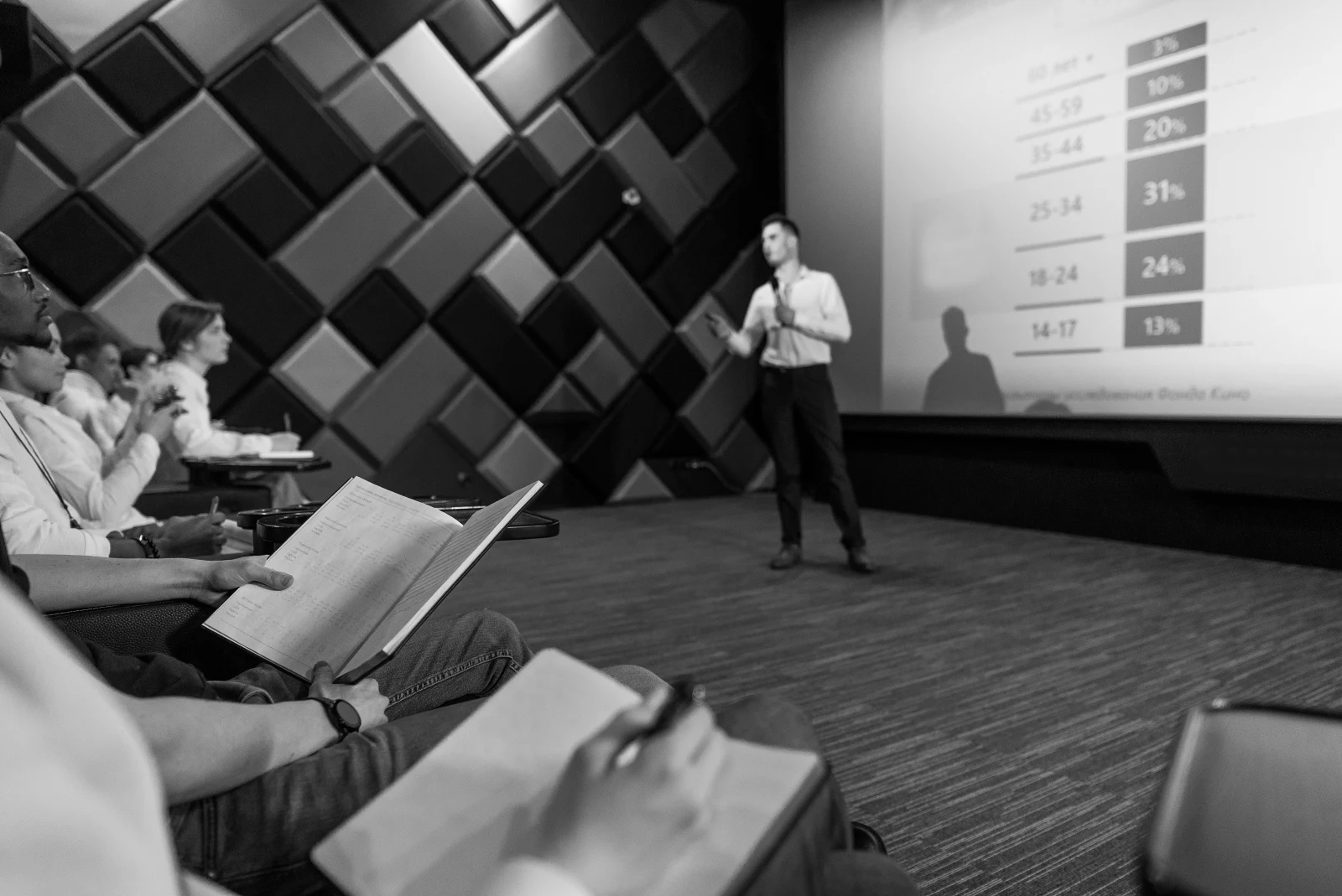 Présentation de stratégie de communication devant un public