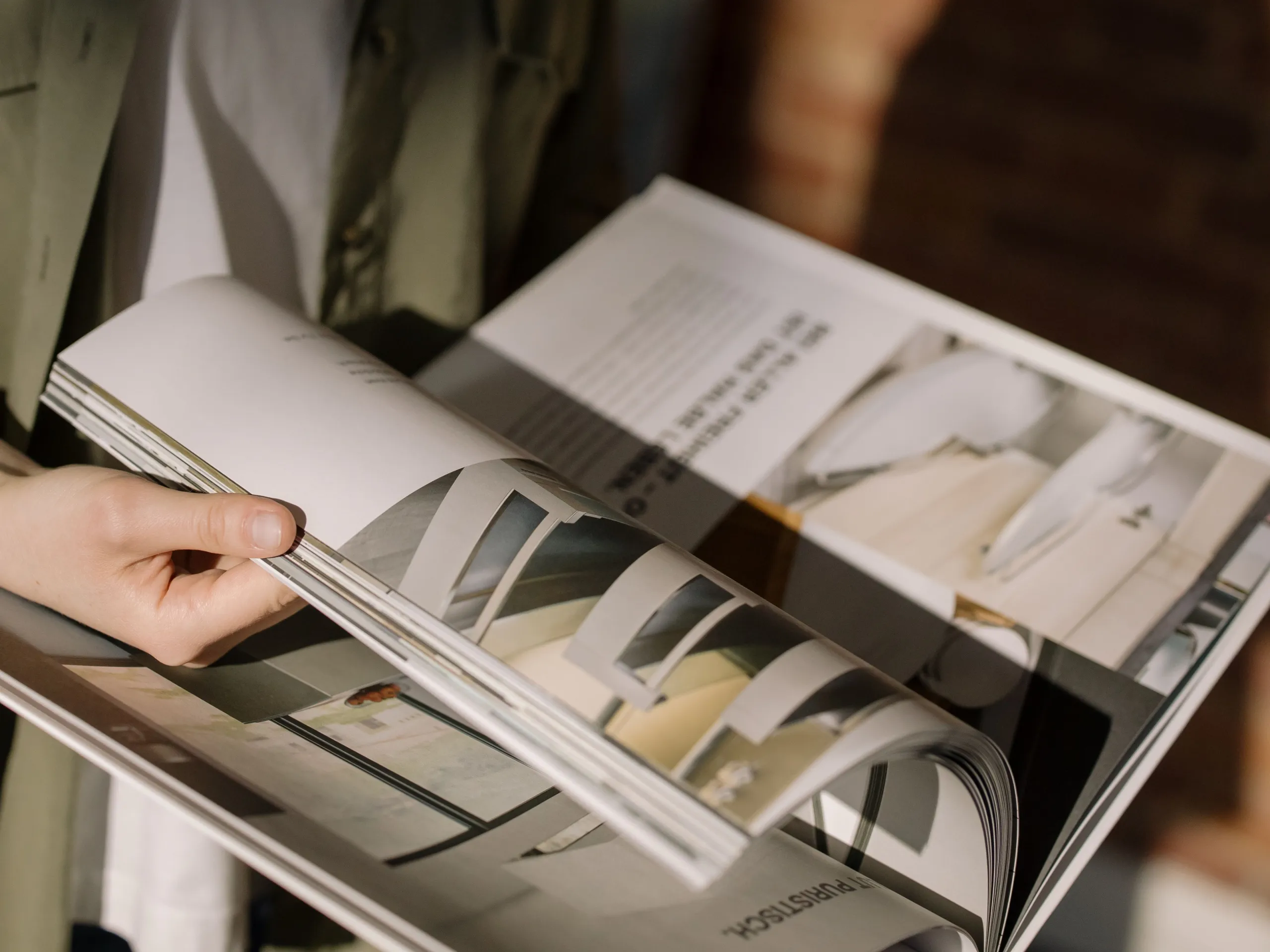 Feuilletage d'un magazine imprimé Askomm